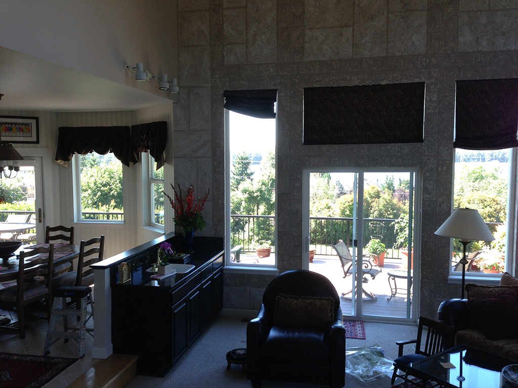 Interior picture of living room with lots of windows